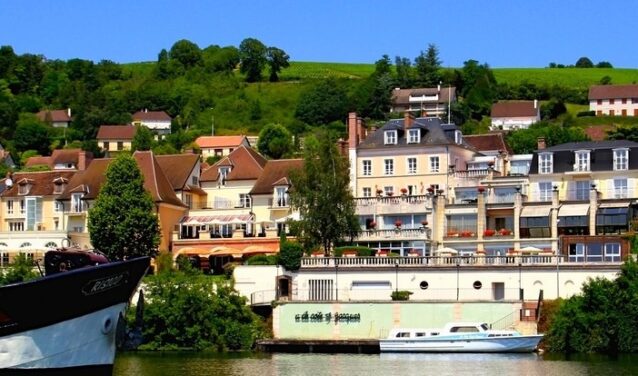 **Requête cible : Joigny**
**Alternative Balise :**
Joigny, bourg riverain avec bâtiments colorés et collines verdoyantes
