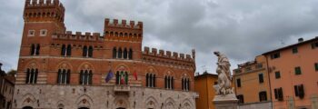 Saragosse : Basilique majestueuse sous un ciel partiellement nuageux.