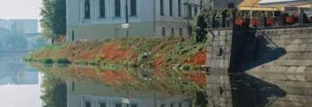 Vue aérienne de ville avec montagnes en arrière-plan.