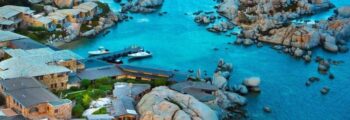 Capri entourée par des bateaux sur mer bleue.