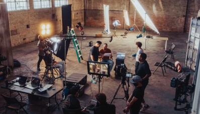 Preprava filmových štábov a produkčného vybavenia: využite súkromnú leteckú dopravu.