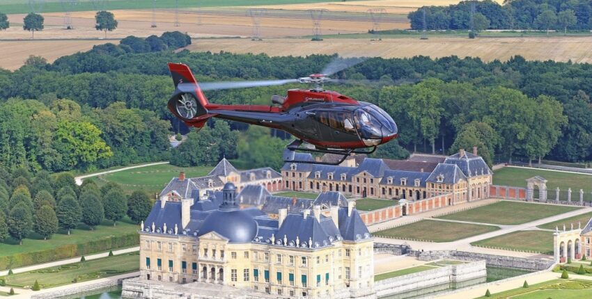 Let helikoptérou nad zámkom Vaux-Le-Vicomte