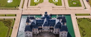 Let helikoptérou nad zámkom Vaux-Le-Vicomte