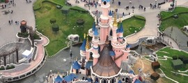 Let helikoptérou nad zámkom Vaux-Le-Vicomte